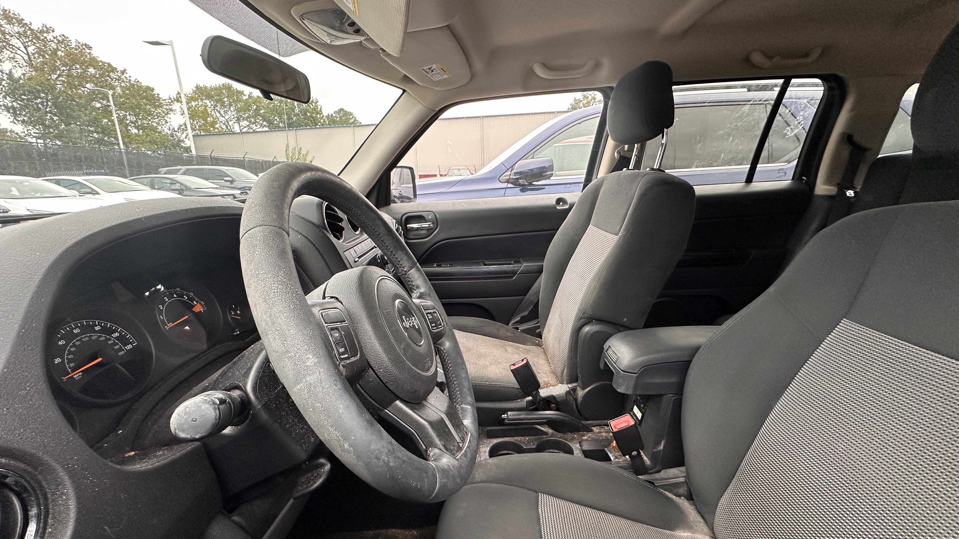 Used 2014 Blue Jeep Latitude image 4