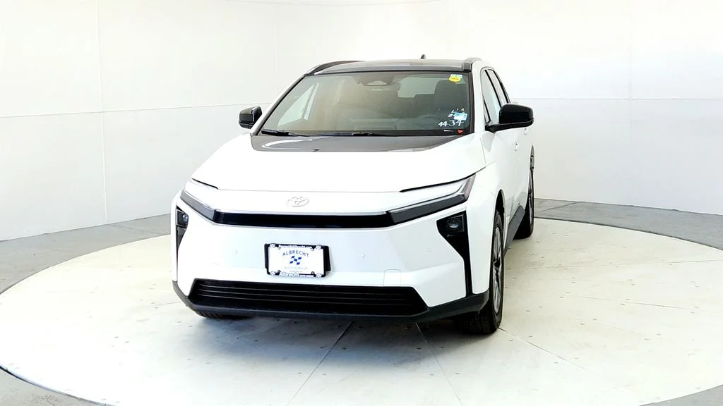 New 2026 Wind Chill Pearl Toyota XLE image 2