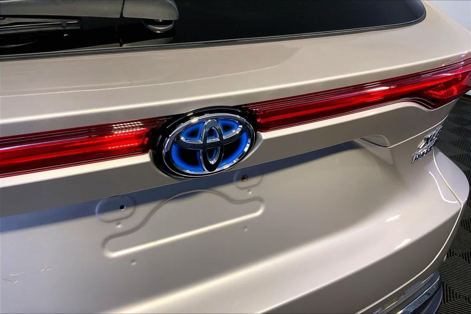 Used 2022 Titanium Glow Toyota XLE image 33