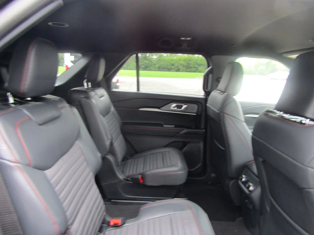 New 2027 Agate Black Metallic Ford ST-Line image 18