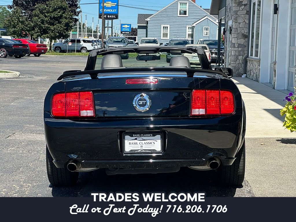 Used 2005 Black Ford  image 25
