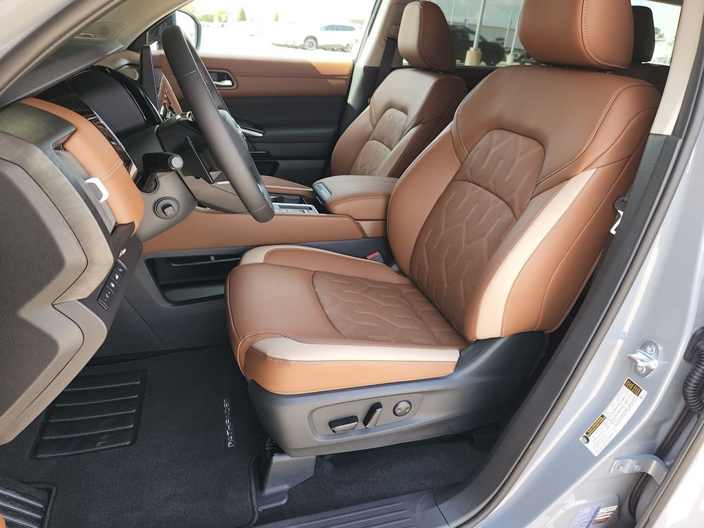 New 2026 Boulder Gray Pearl / Super Black Two-tone Nissan Platinum image 8