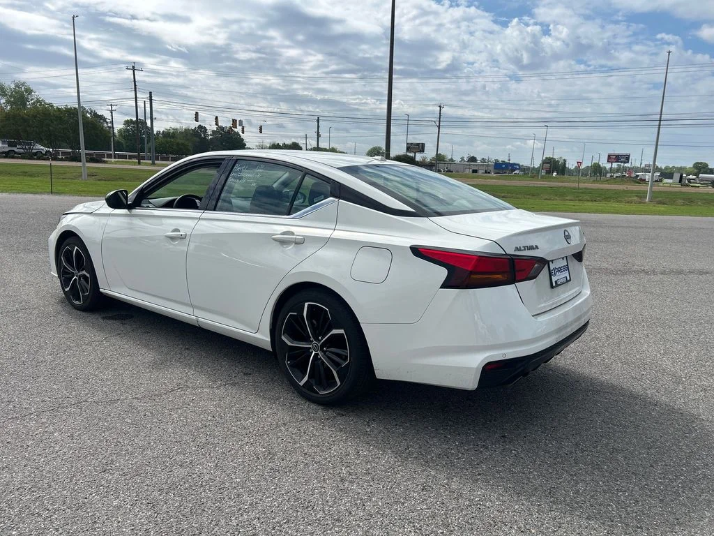 Used 2025 White Nissan 2.5 SR image 3