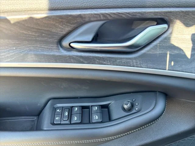 New 2027 High-Gloss Black Paint Jeep Laredo Altitude image 13