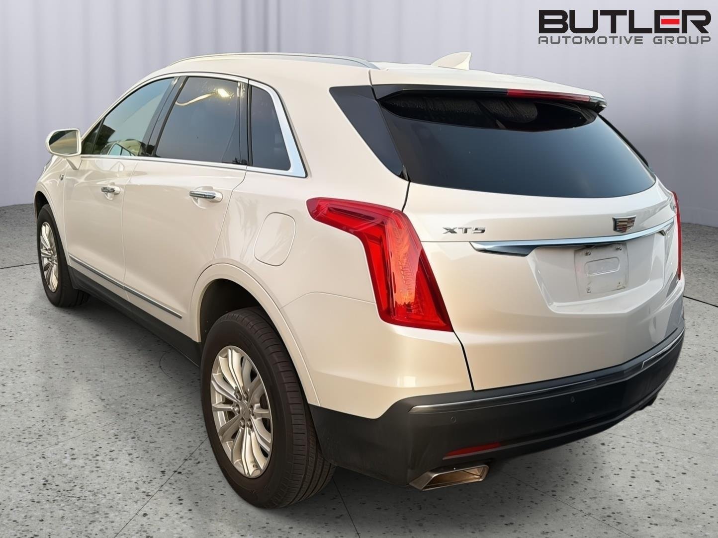 Used 2019 Crystal White Tricoat Cadillac FWD image 10