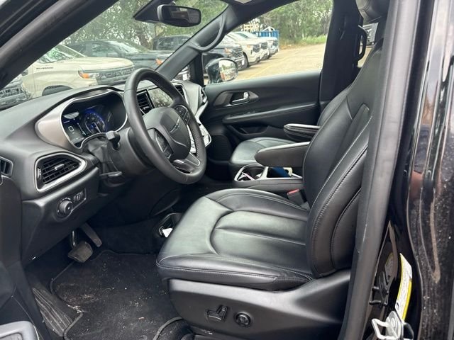 Used 2025 Black Chrysler Select image 21