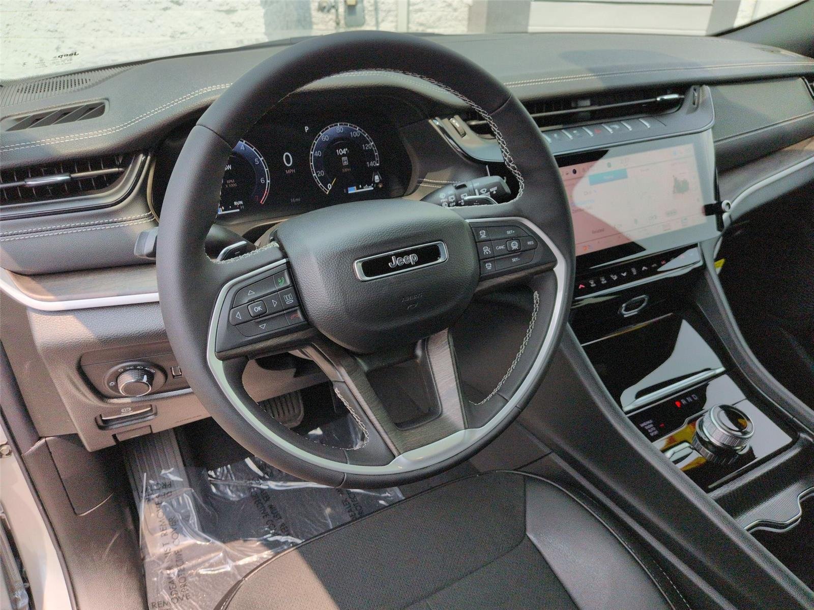 New 2026 Silver Zynith Exterior Paint Jeep Laredo Altitude image 19