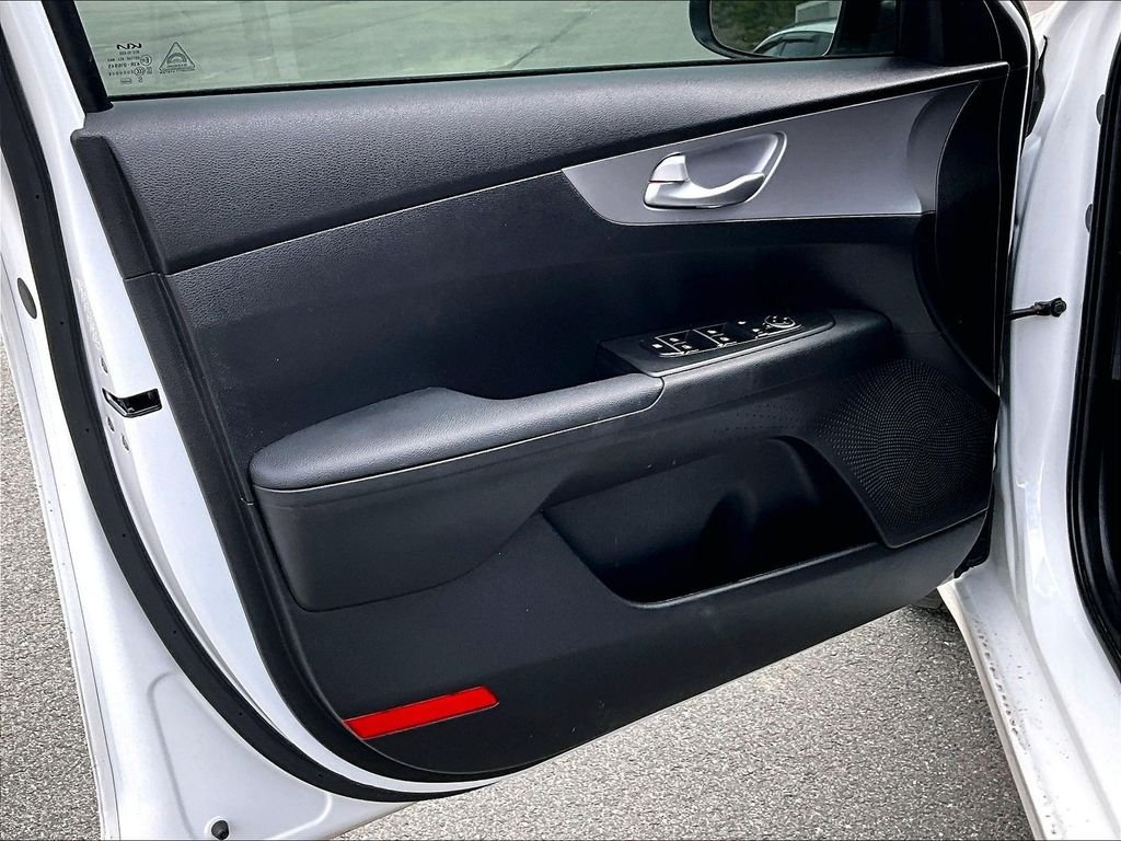 Used 2024 Snow White Pearl Kia LXS image 9