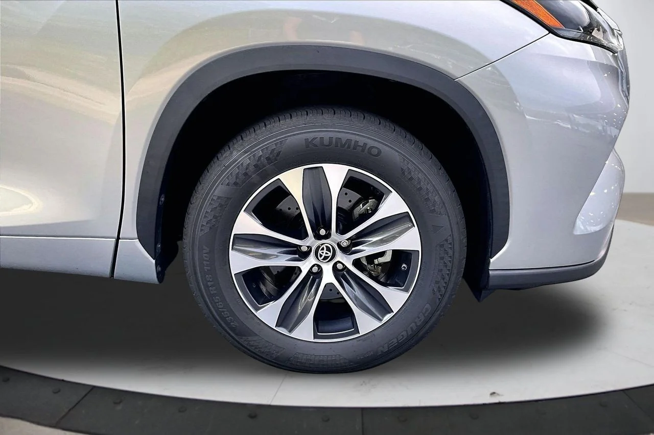 Certified Used 2021 Silver Toyota XLE image 33