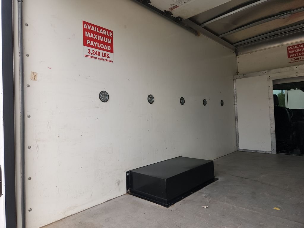 Used 2022 White Ford Box Truck image 13