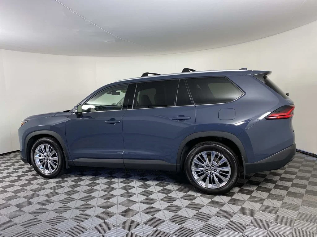 Used 2025 Cloud Toyota Platinum image 5