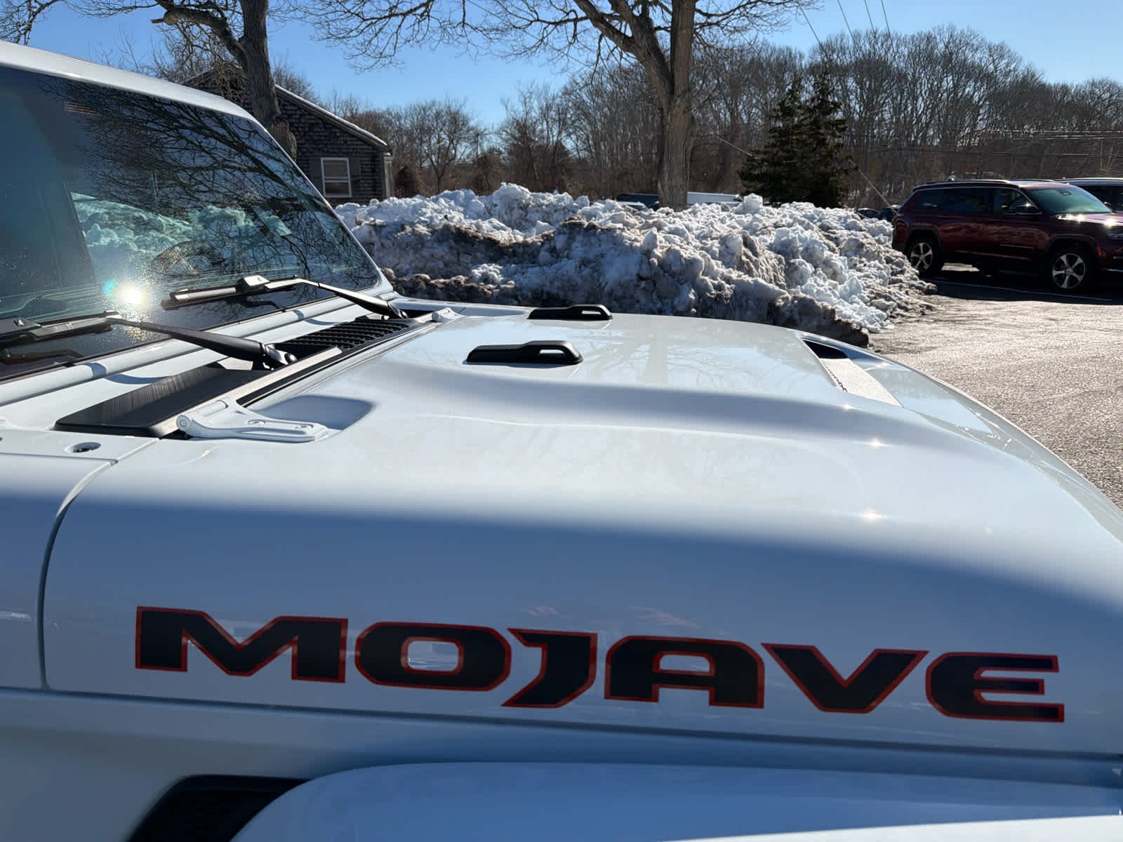 New 2026 Bright White Clear-Coat Exterior Paint Jeep Mojave X image 26