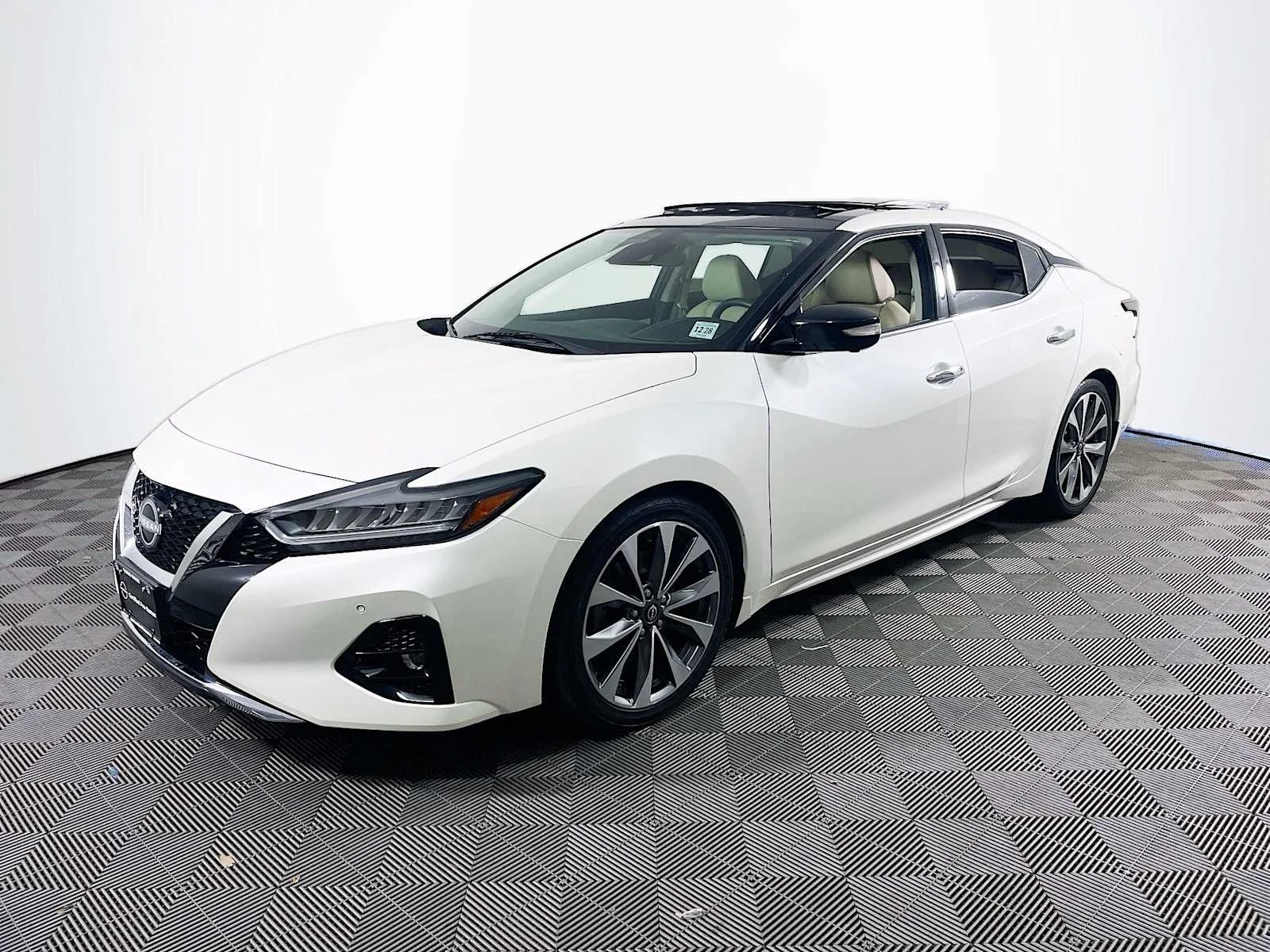 2023 Nissan Maxima Platinum's photo
