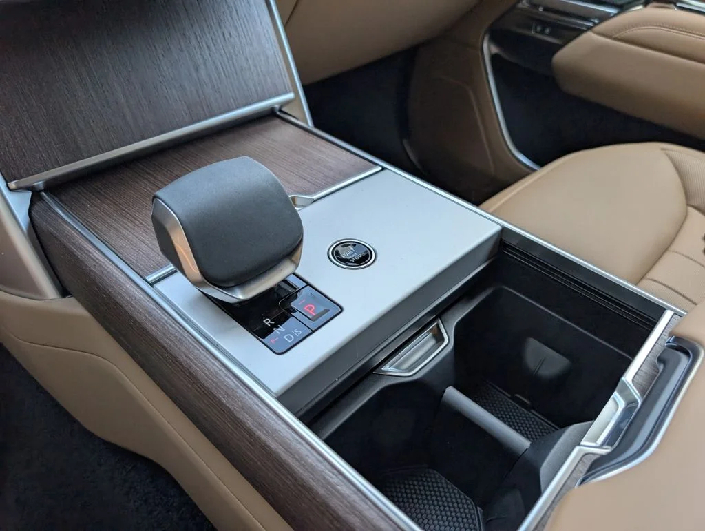 New 2026 Ostuni Pearl White Land Rover SE image 17