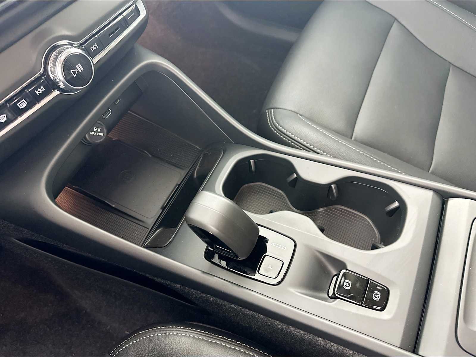 Certified Used 2025 Vapour Grey Volvo Core image 15