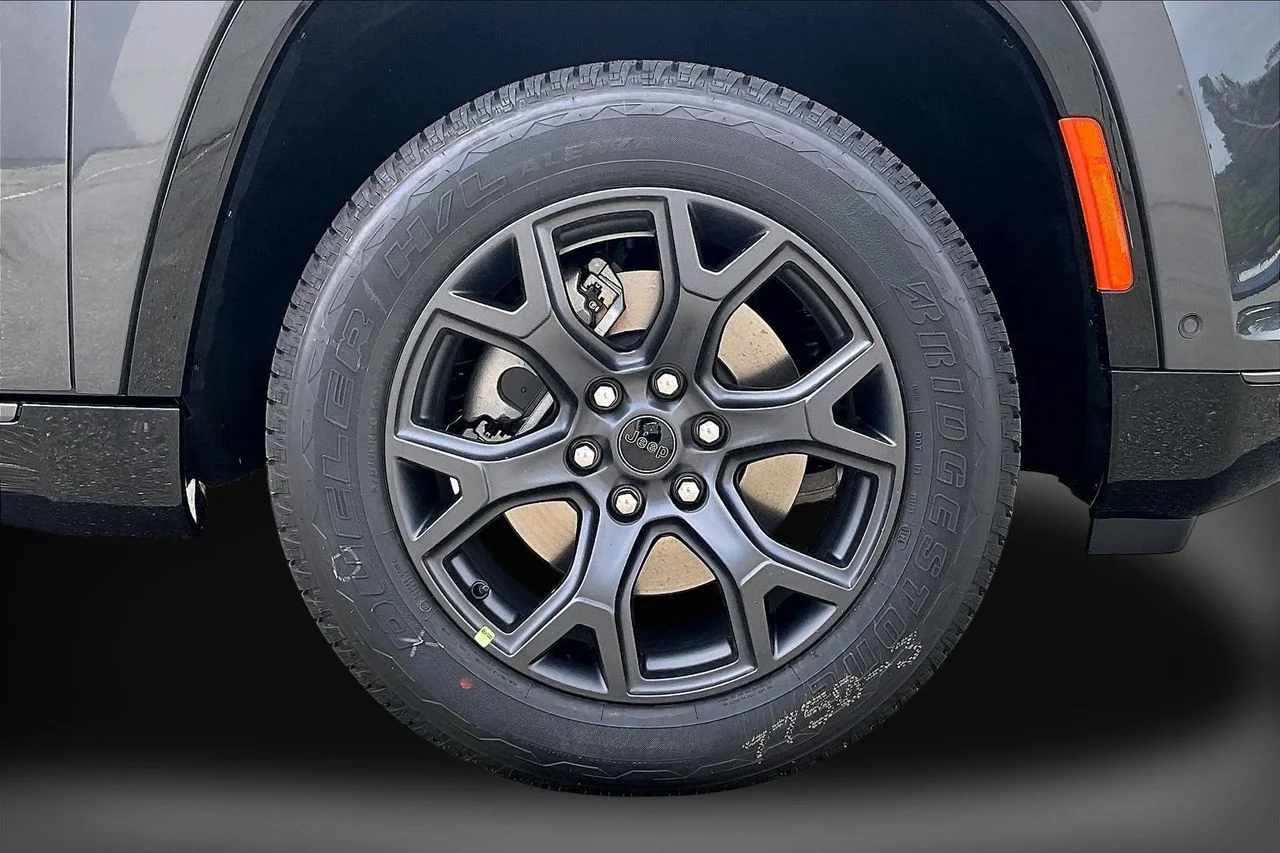 New 2026 Baltic-Gray Metallic Clear-Coat Exterior Paint Jeep Limited Altitude image 35