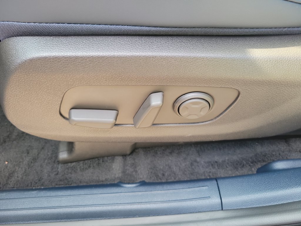 New 2026 Snow White Pearl Kia EX image 24