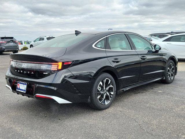 New 2025 Abyss Black Hyundai SEL image 4