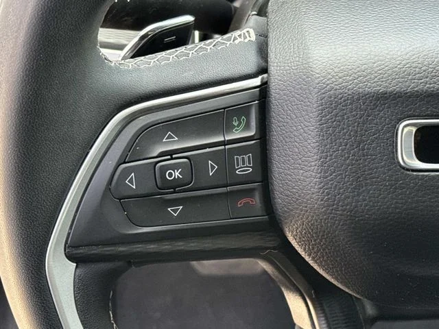 Used 2024 Silver Jeep Laredo image 35