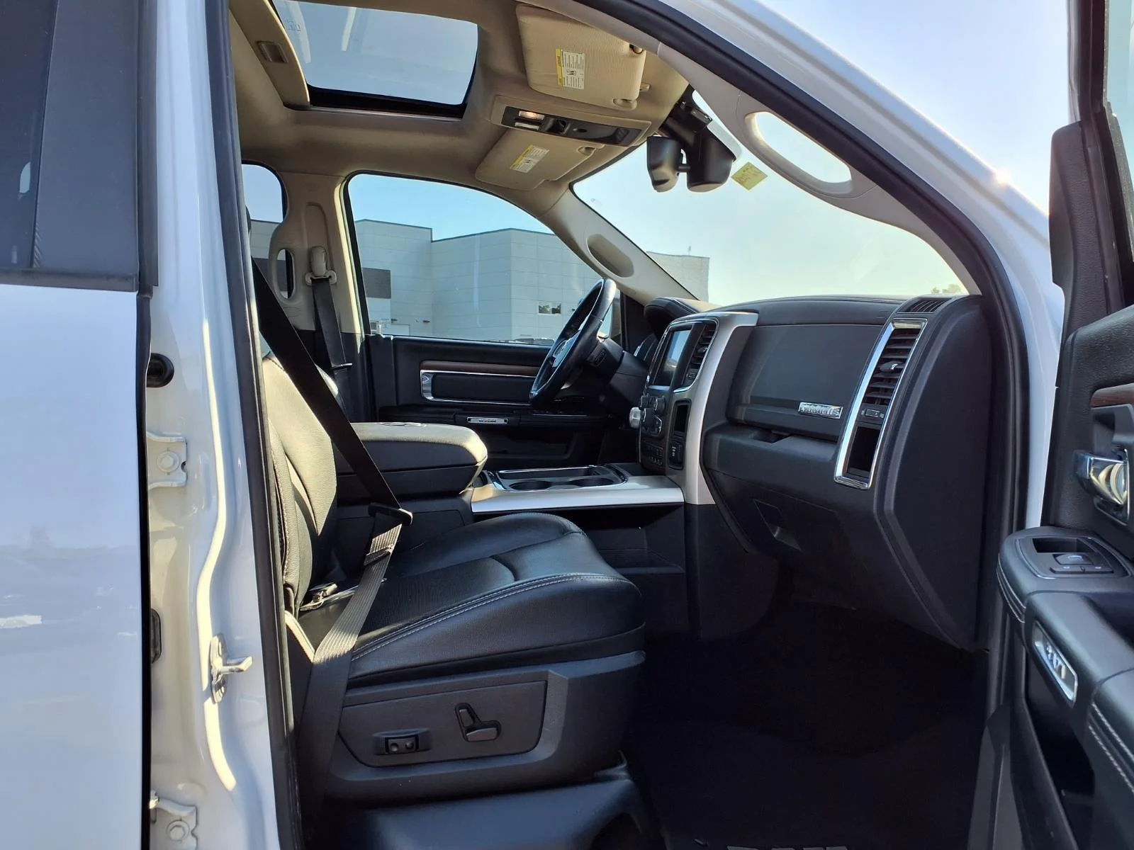 Used 2016 Bright White Clearcoat Ram Laramie image 28