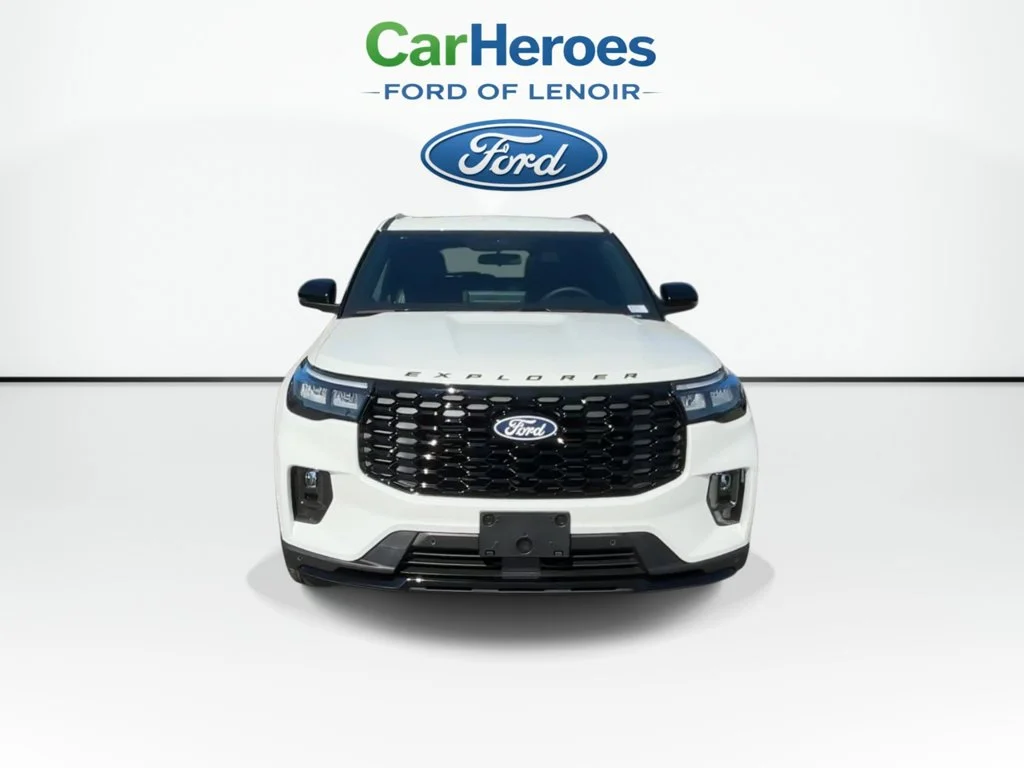 New 2027 Star White Metallic Tri-Coat Ford ST-Line image 3