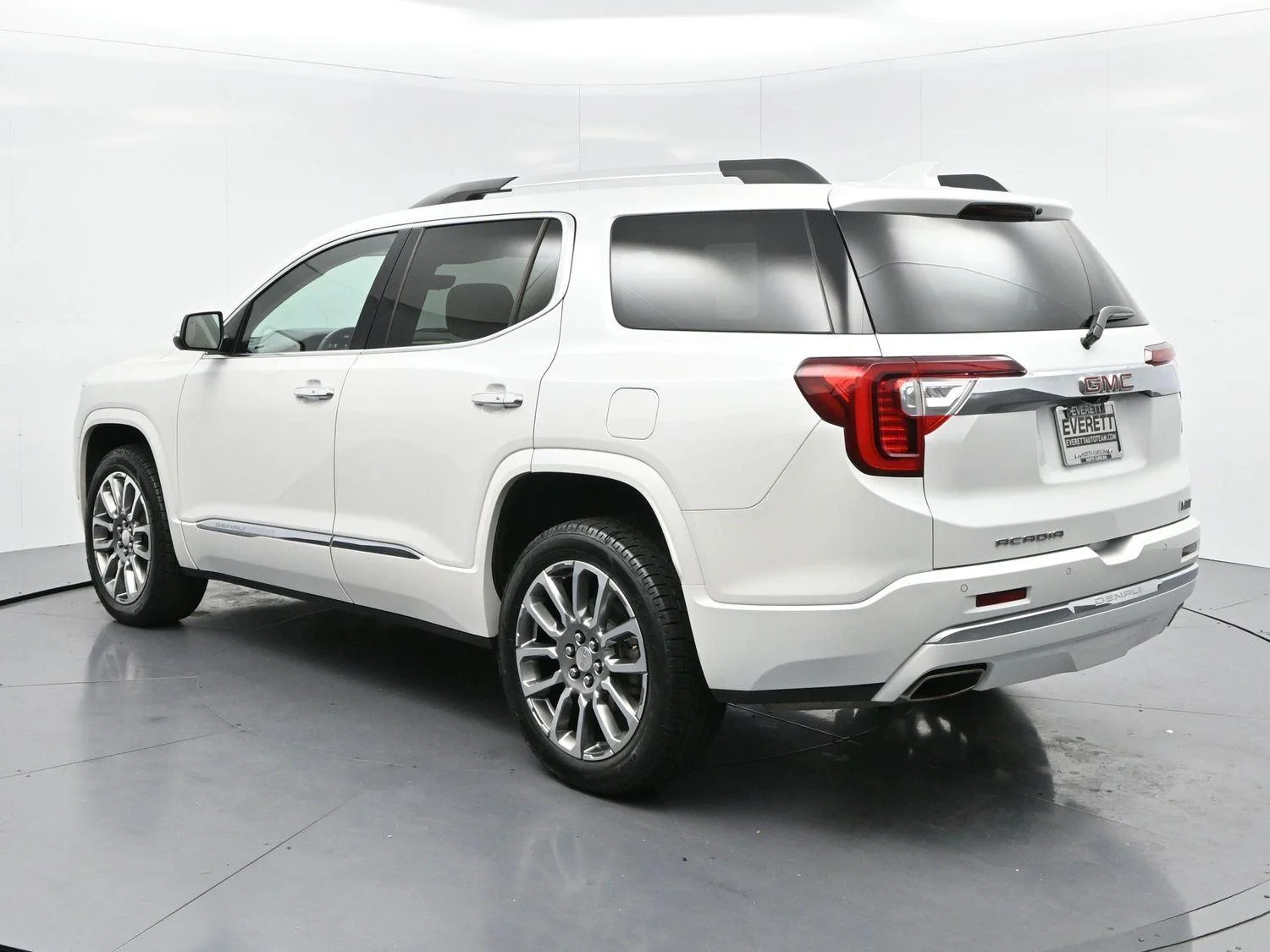 Used 2023 White Frost Tricoat GMC Denali image 5