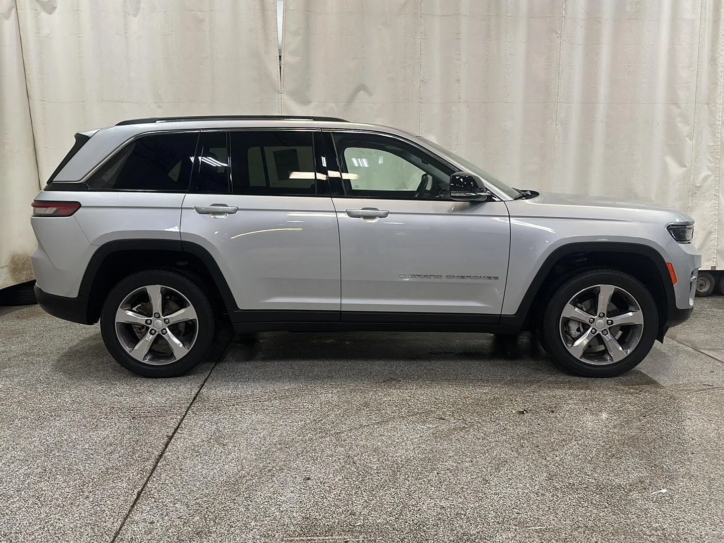 Used 2022 Silver Zynith Jeep Limited image 6