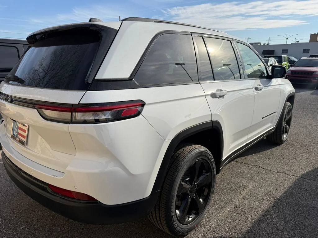 New 2025 White Jeep Altitude X image 7
