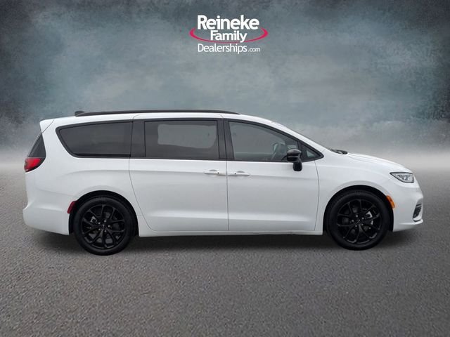 Used 2025 Bright White Clearcoat Chrysler Limited image 5