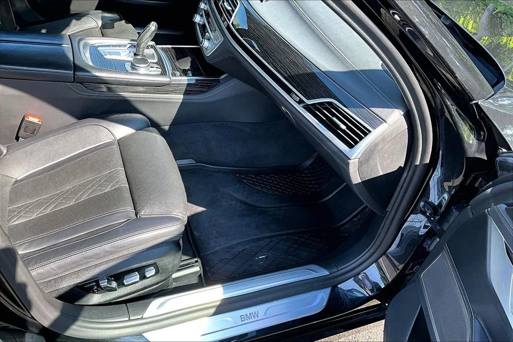 Used 2022 Black BMW 740i image 7