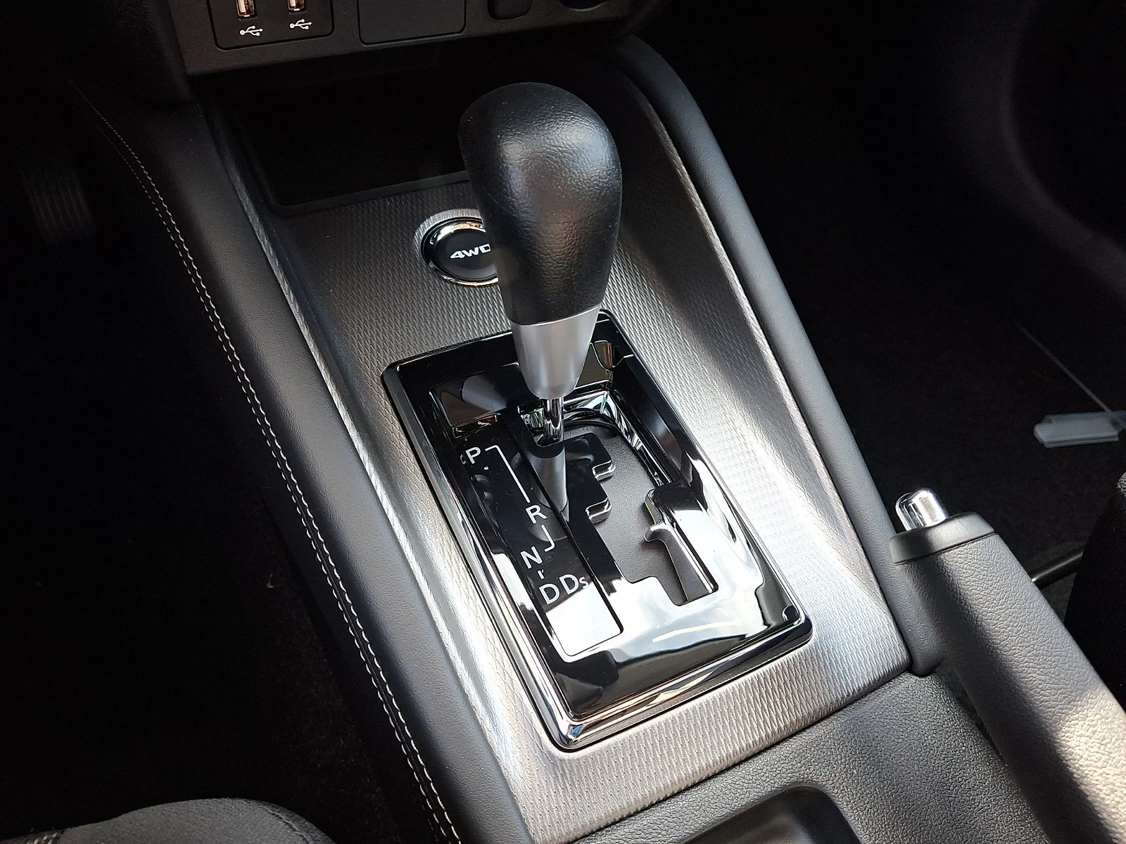 New 2027 White Mitsubishi 2.0 ES image 13