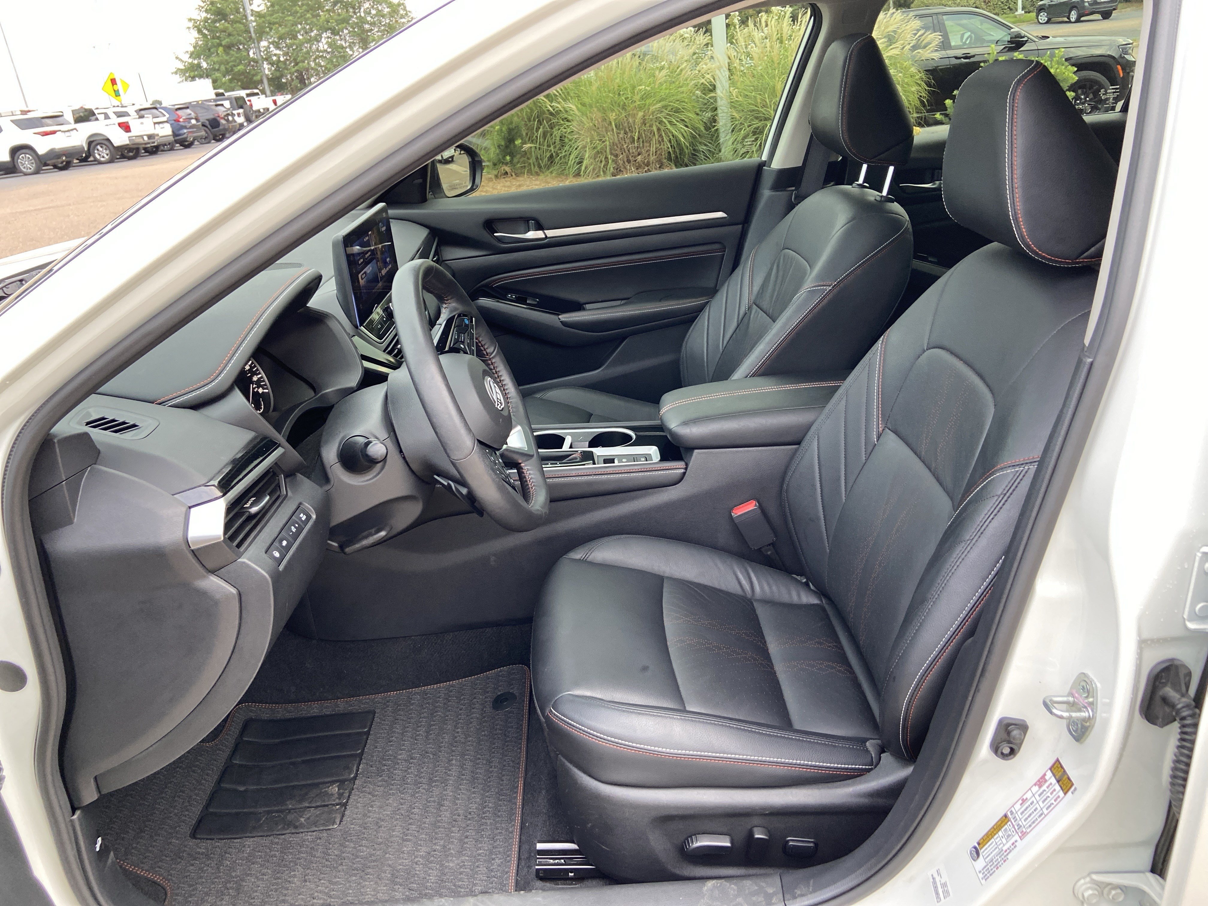 Used 2023 Pearl White Tricoat Nissan 2.0 SR image 34