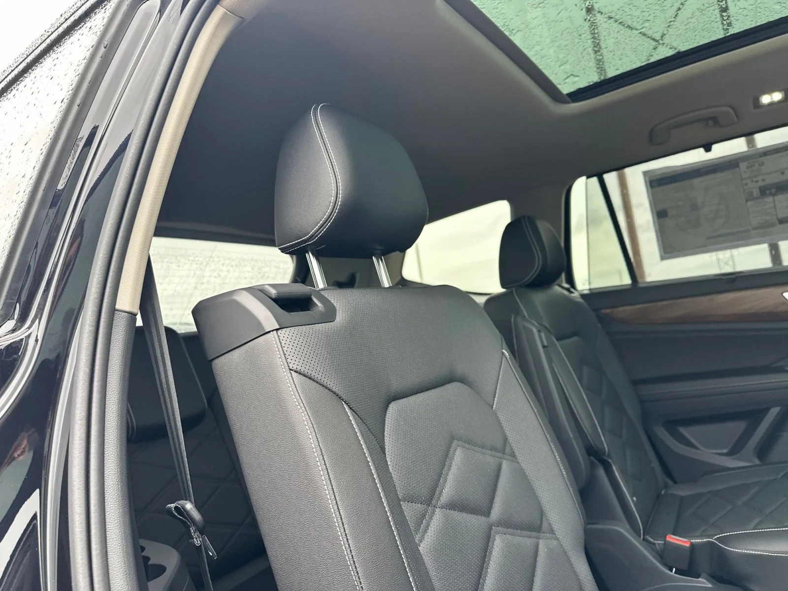 New 2026 Black Volkswagen 2.0T SE w/Technology image 33