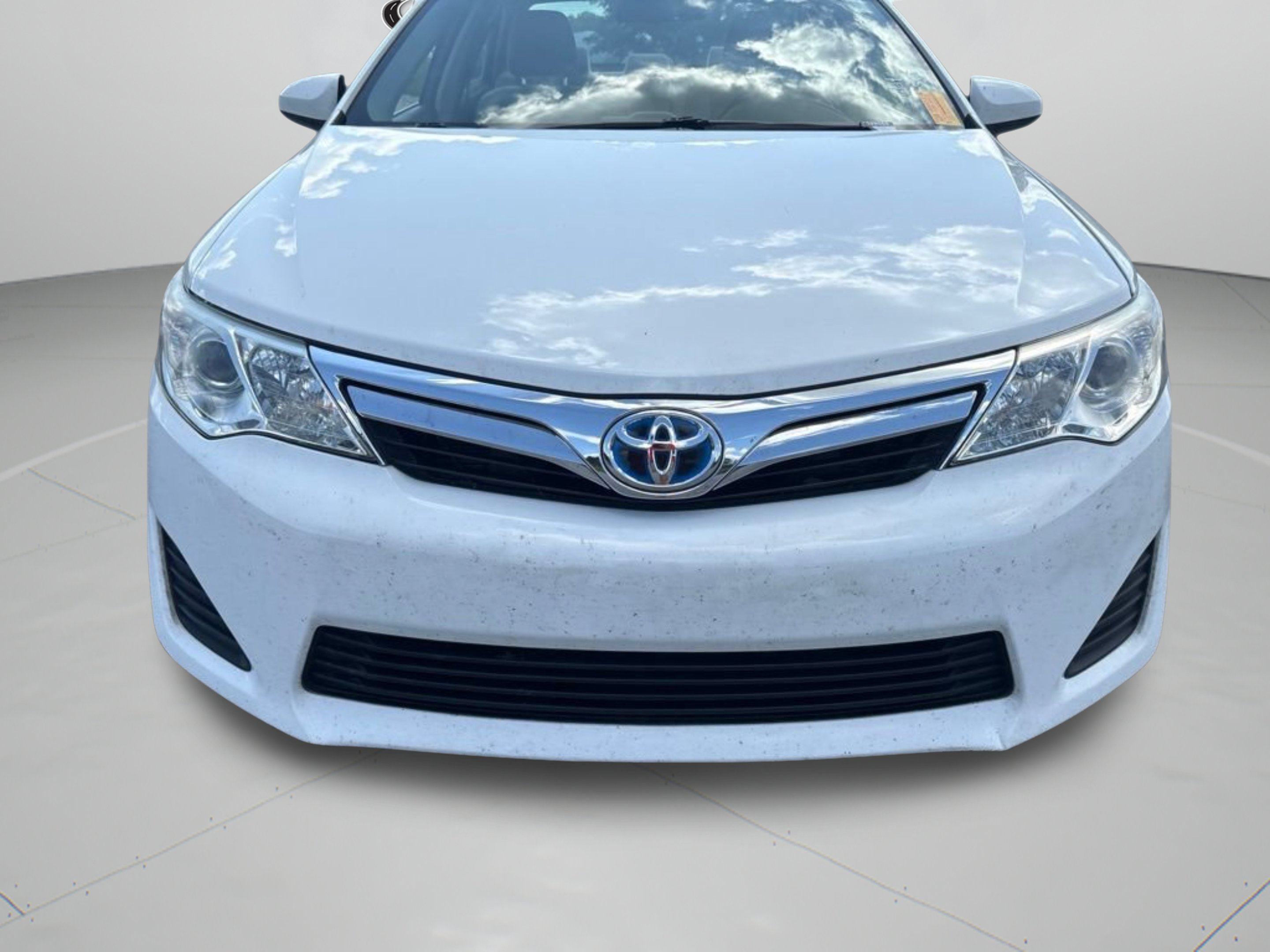 Used 2012 Super White Toyota LE image 29