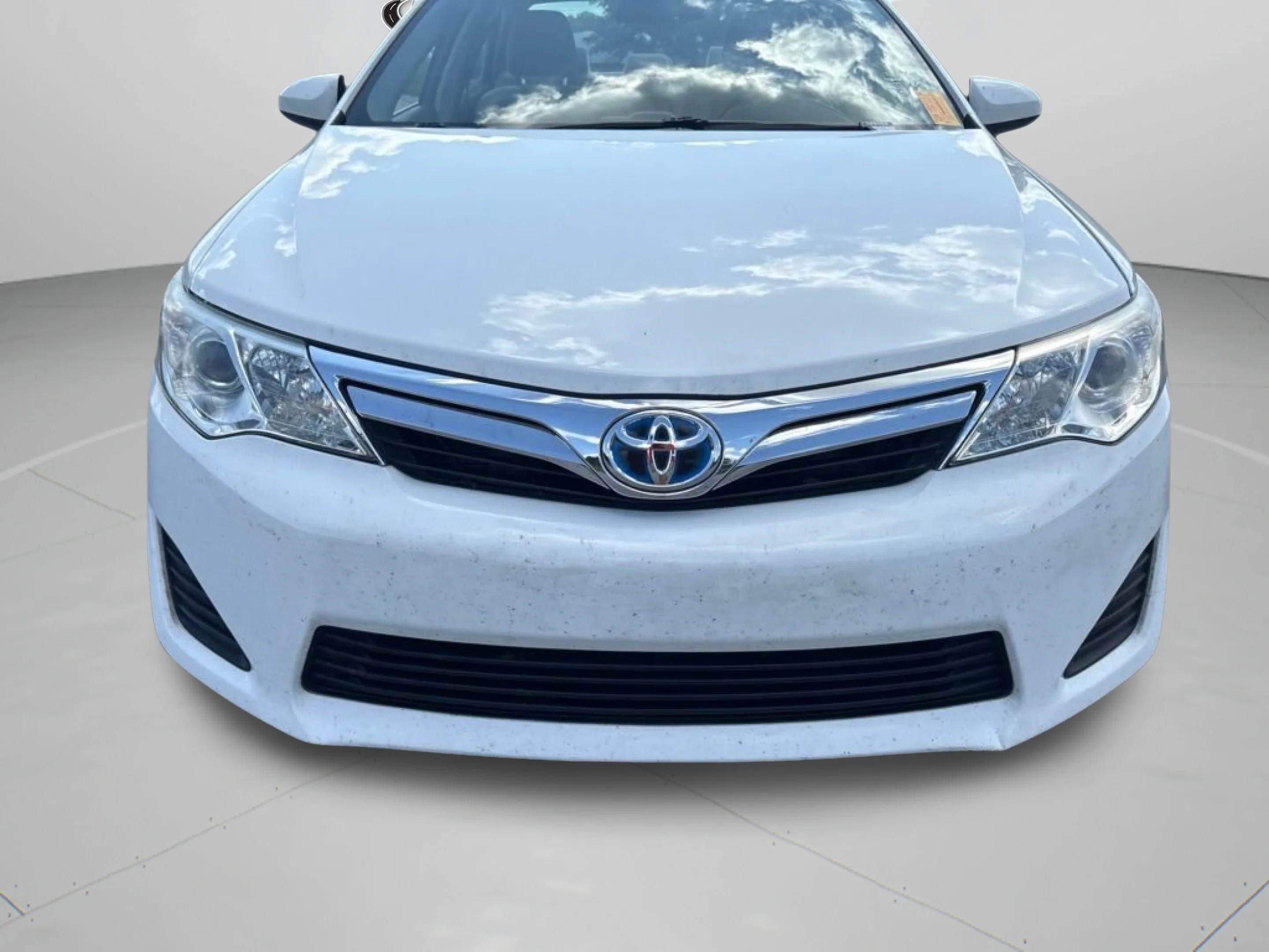 Used 2012 Super White Toyota LE image 29