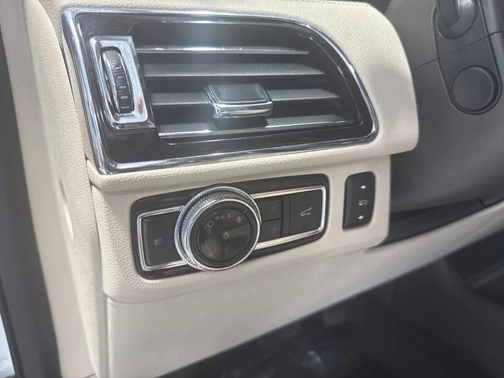 Used 2020 White Lincoln Reserve image 19
