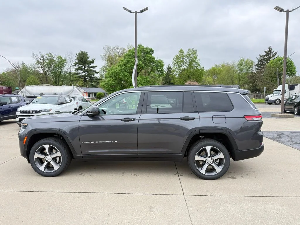 New 2026 Baltic Gray Metallic Clear-Coat Exterior Paint Jeep Limited image 4