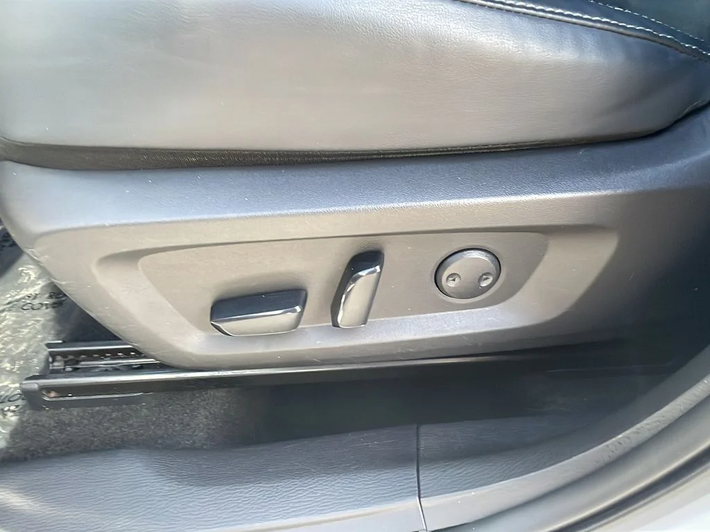 Used 2024 Silver Mitsubishi SE image 33