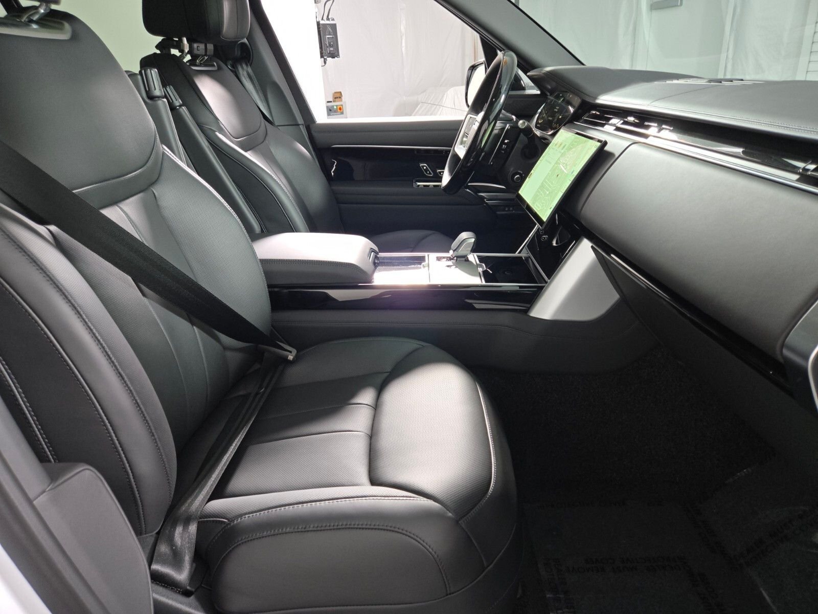 New 2026 Ostuni Pearl White Land Rover Autobiography image 3