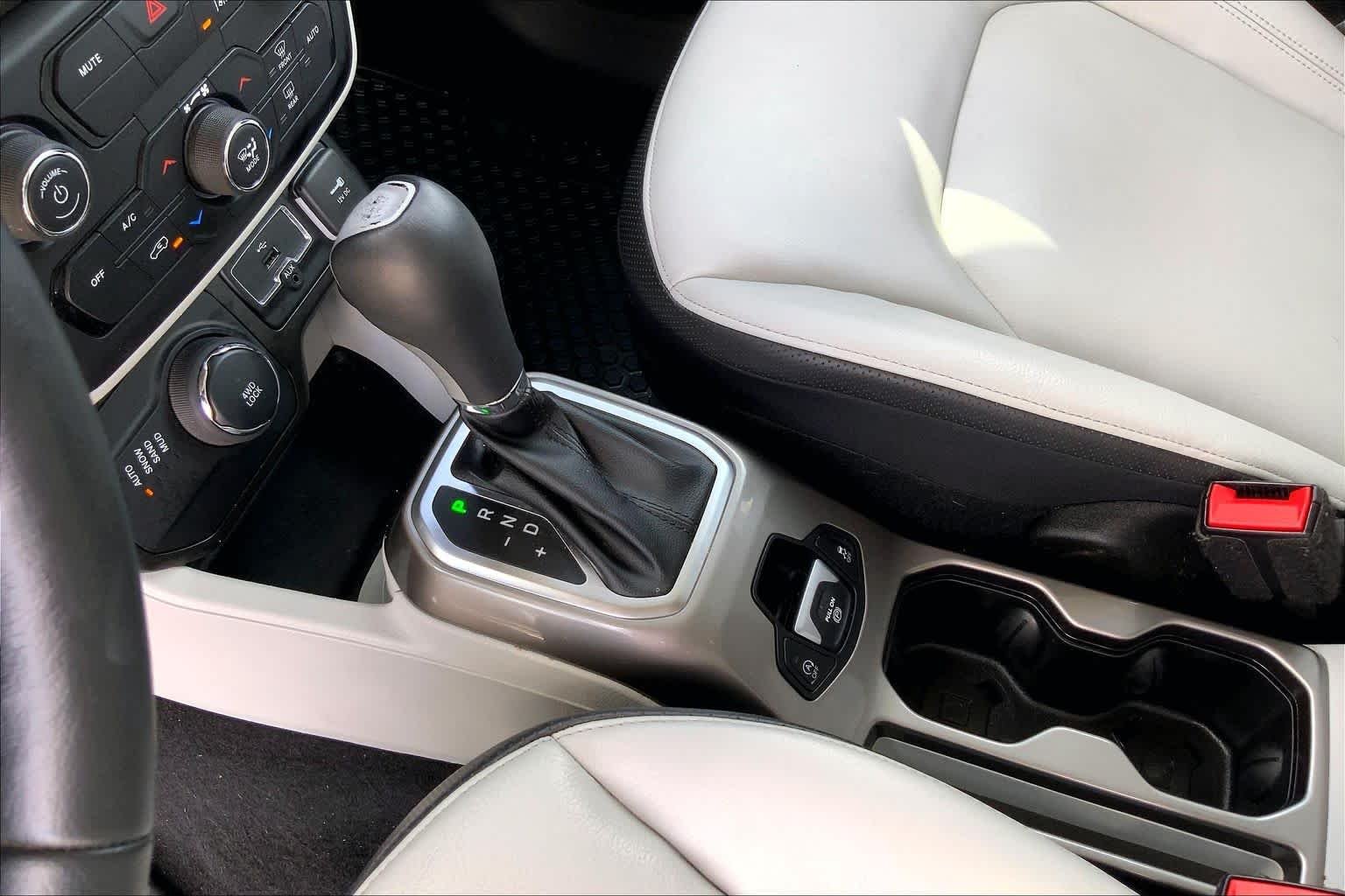 Used 2022 Alpine White Clearcoat Jeep Limited image 17