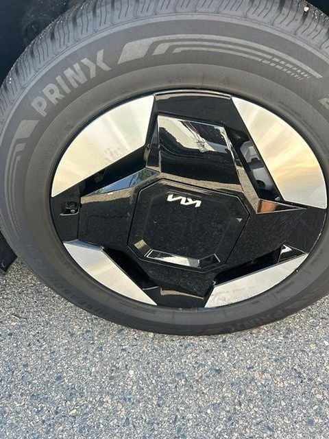 Used 2024 Black Kia Light Long Range image 2