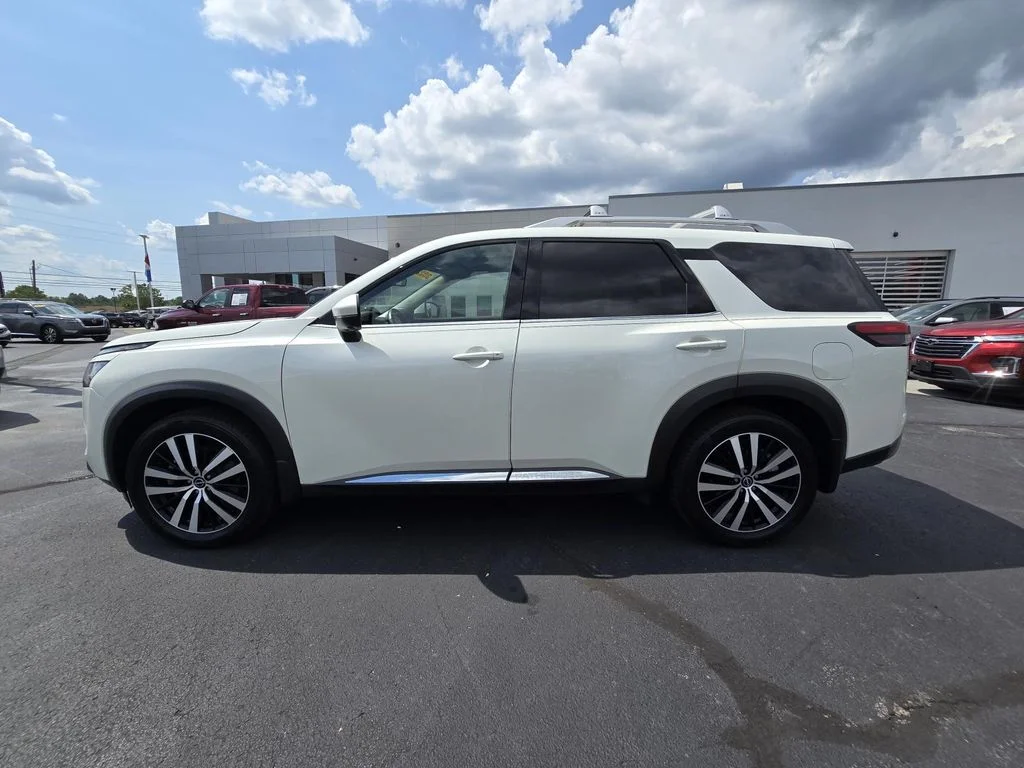 Used 2023 White Nissan Platinum 4WD image 4