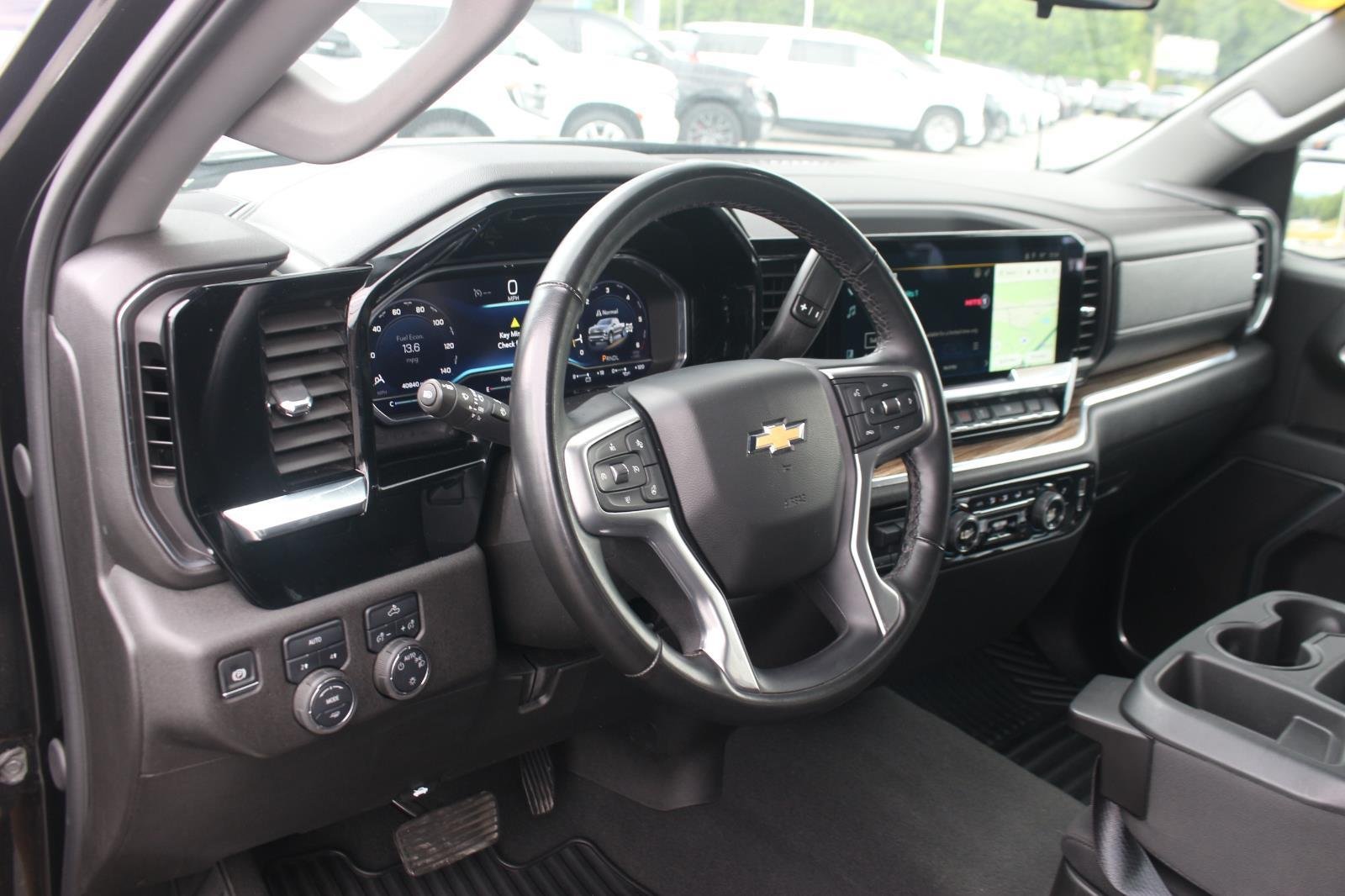 Used 2025 Black Chevrolet LT image 17