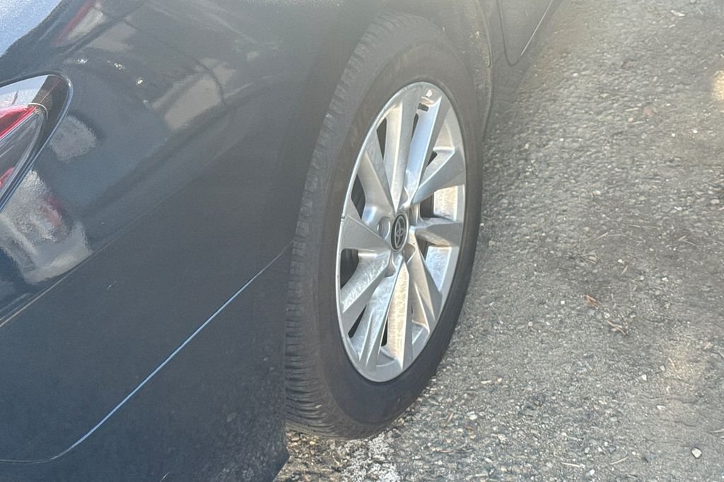 2021 Toyota Camry LE photo 3