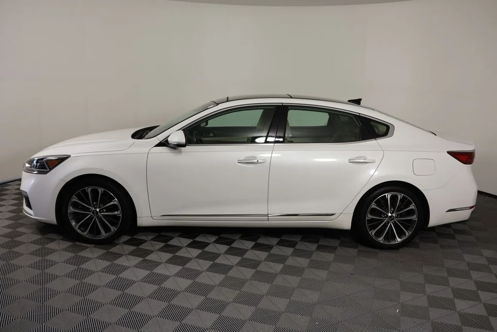 Used 2019 White Kia Technology image 5