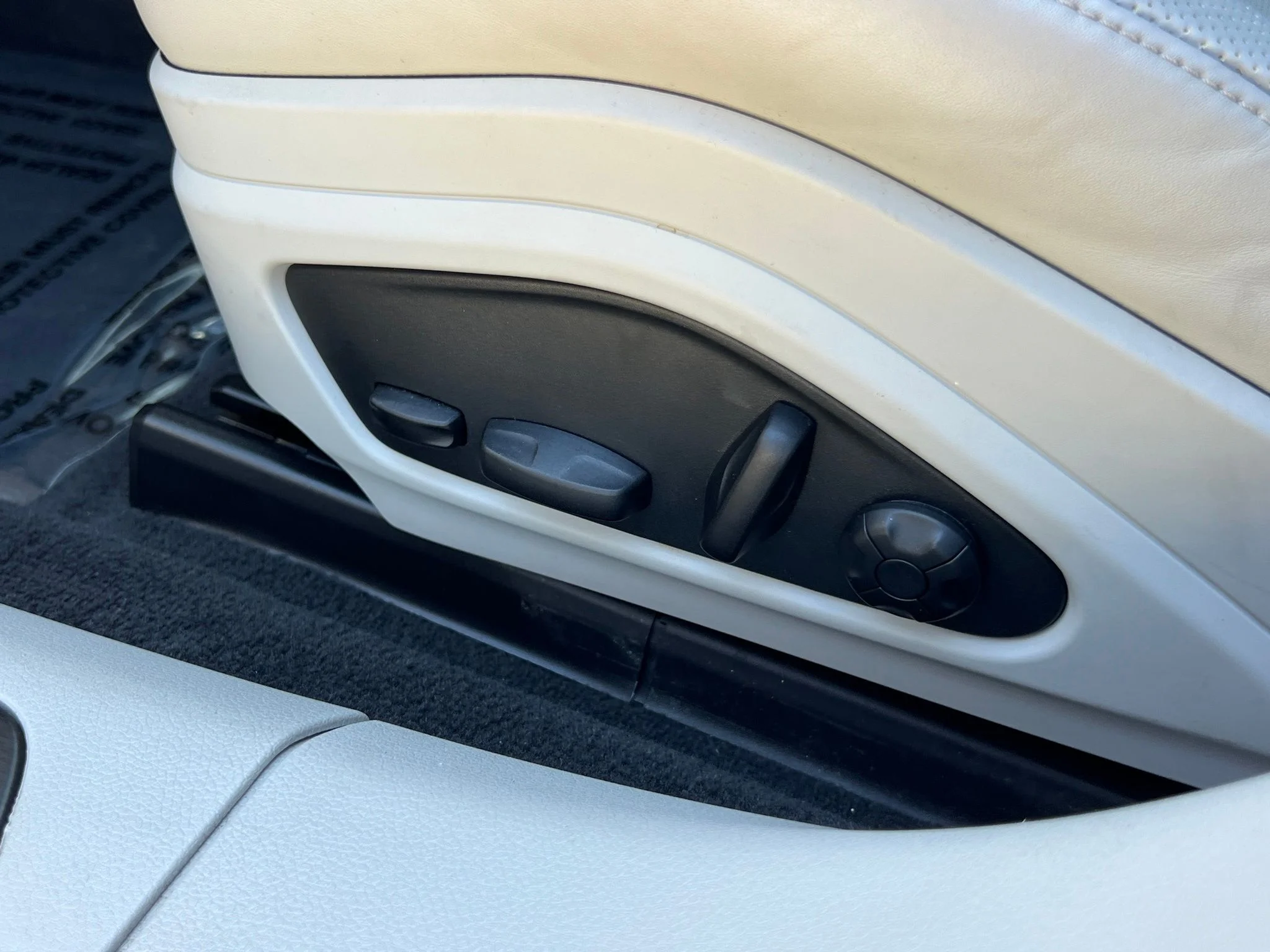 Used 2023  Porsche 4 Platinum Edition image 25