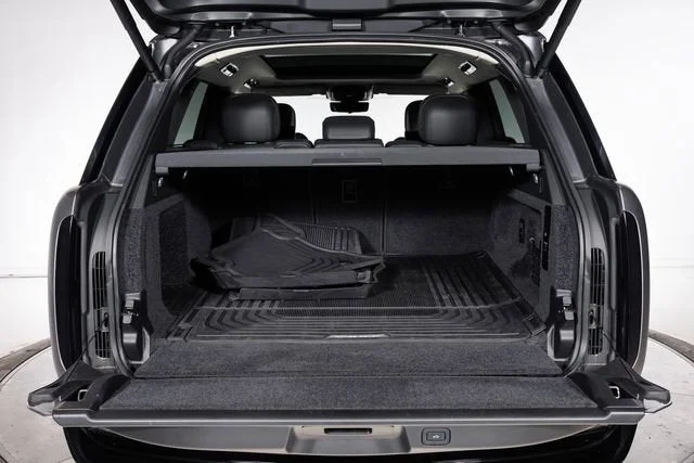 Used 2023 Eiger Gray Metallic Land Rover SE image 5