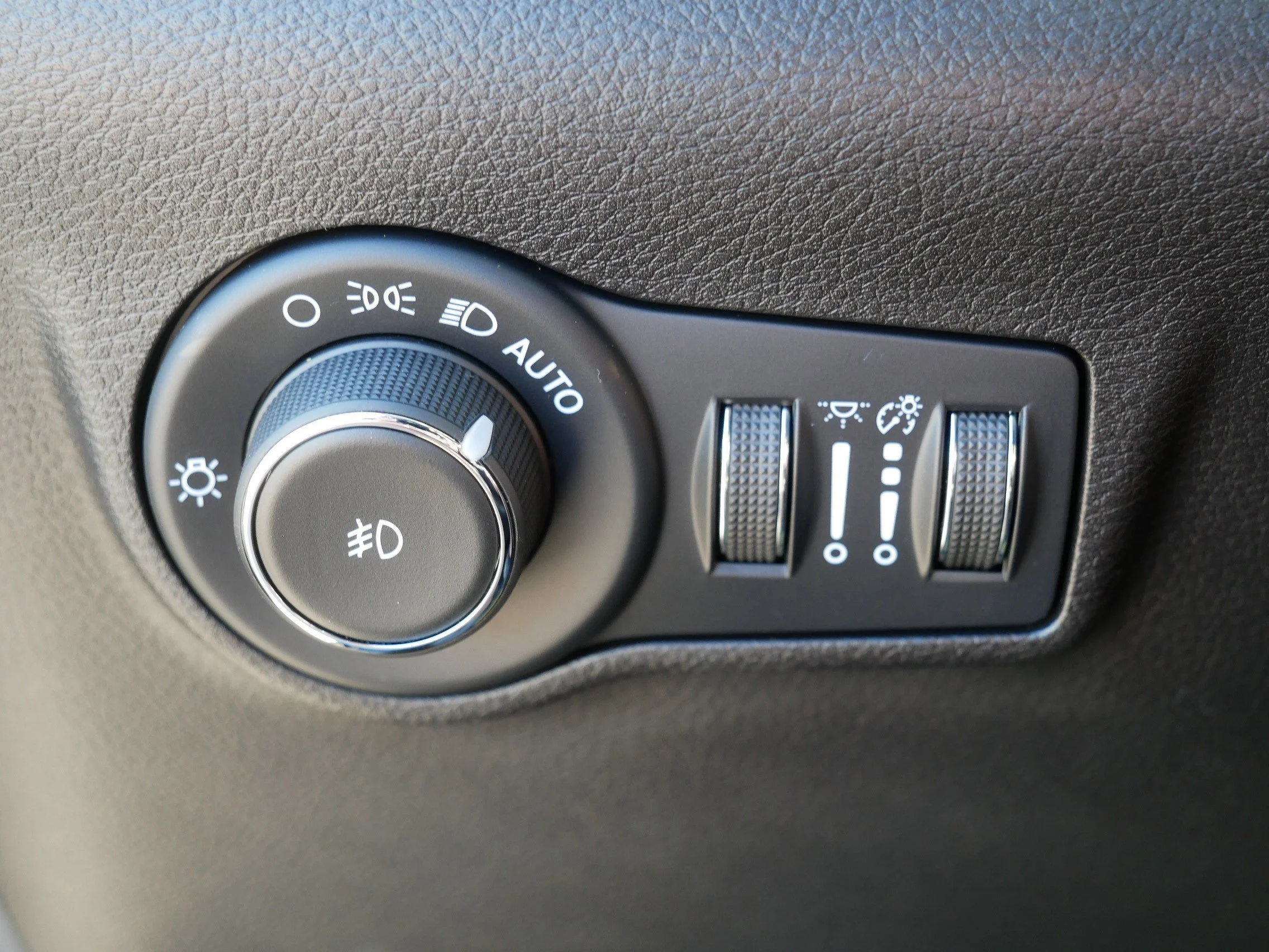 Used 2025 Diamond Black Crystal Pearlcoat Jeep Limited image 26