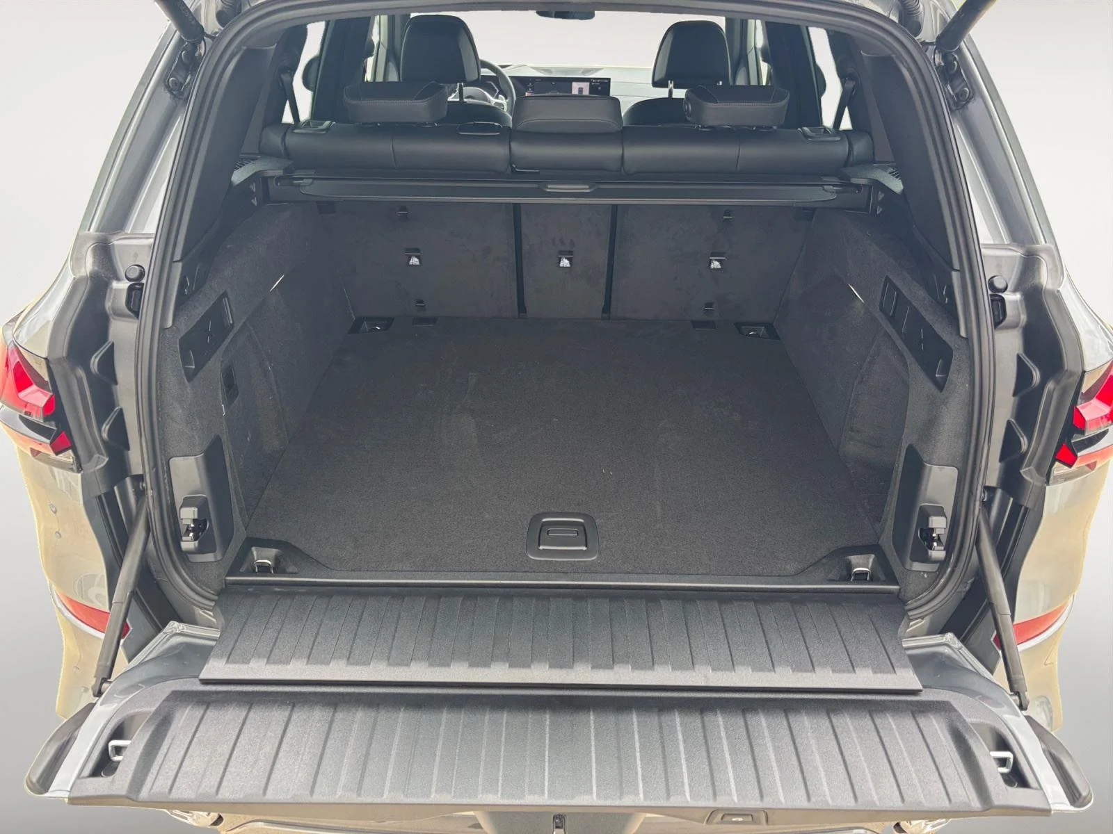 Used 2026 Skyscraper Grey Metallic BMW xDrive40i image 16