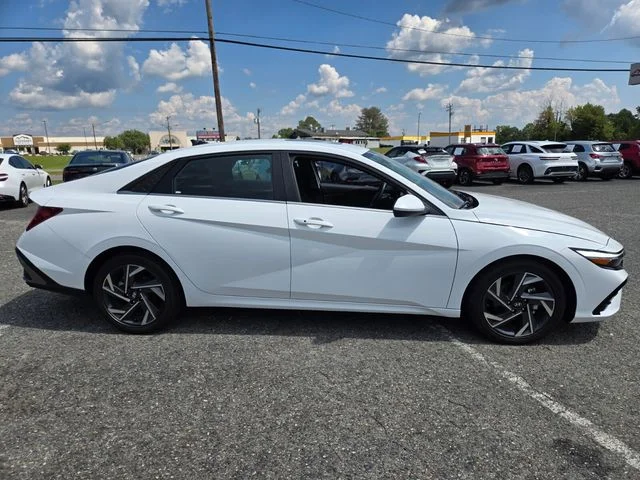 Used 2025 White Hyundai SEL Convenience image 9